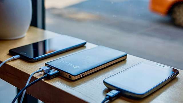 दूसरी कंपनी के Charger से स्मार्टफोन को चार्ज करना सही है या गलत