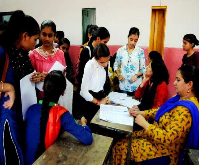 11वीं में Admission के लिए Students ने जमा करवाई फीस, पहली जुलाई से लगेंगी कक्षाएं Chandigarh News