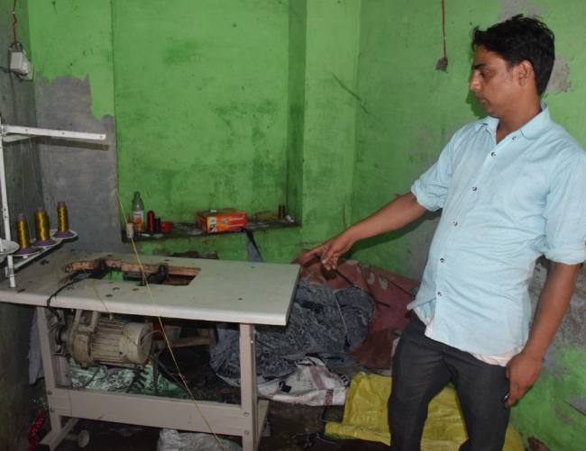 जींस कारखाने के ताले तोड़कर चोरों ने समेटा दो लाख का माल