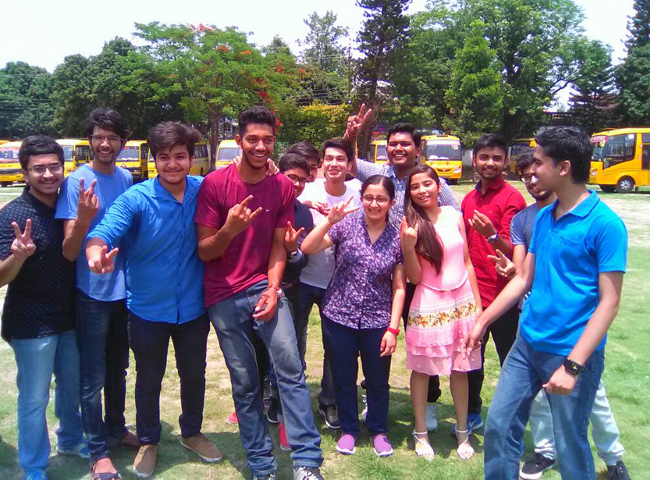 PICS: सीबीएसई 12वीं में अच्छे अंक आने पर झूमे छात्र