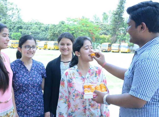 PICS: सीबीएसई 12वीं में अच्छे अंक आने पर झूमे छात्र