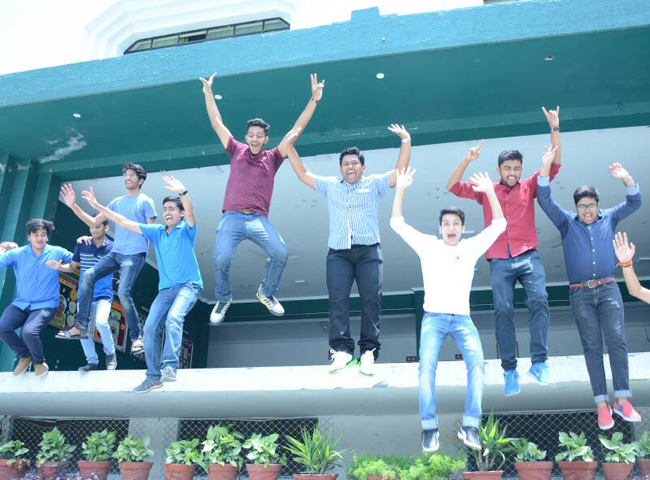 PICS: सीबीएसई 12वीं में अच्छे अंक आने पर झूमे छात्र