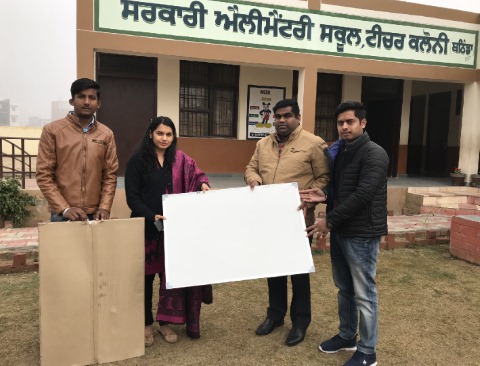 बच्चों को पढ़ाने के लिए बोर्ड किए भेंट
