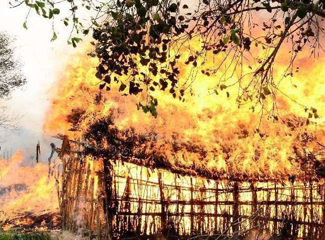दबंगों को नहीं पसंद आया दलितों का आगे बढ़ना, बस्ती में लगा दी आग