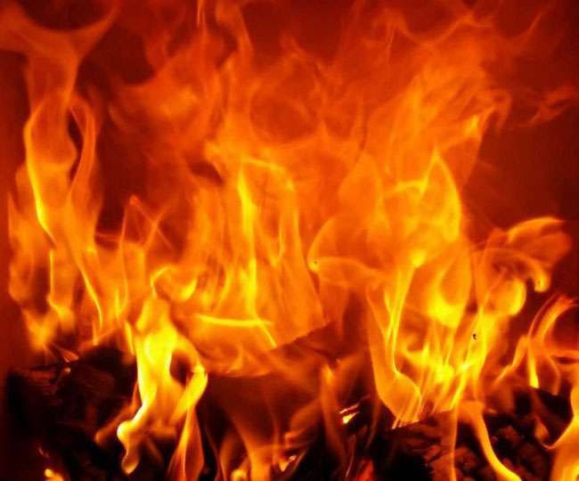 हाई टेंशन तार गिरने से 10 एकड़ फसल जली, ग्रामीणों ने NH-139 किया जाम