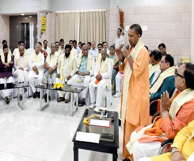 CM योगी आदित्यनाथ ने प्रदेश के नवनिर्वाचित सांसदों को भोज पर बुलाया, दी बधाई