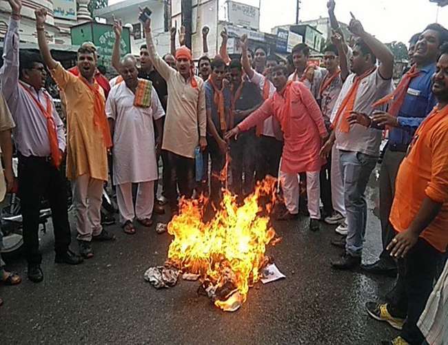 सेना पर टिप्पणी के बाद आजम खां घिरे, बिजनौर में फूंका गया पुतला