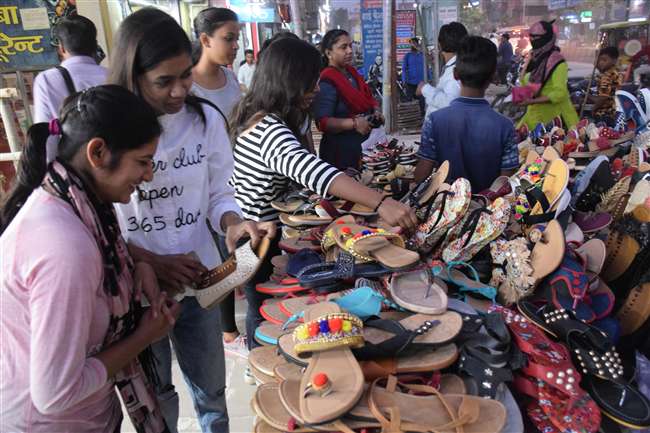 दीवाली की जगमगाहट में अभी से चमकने लगा बनारस का बाजार, बढ़ रहा कारोबार