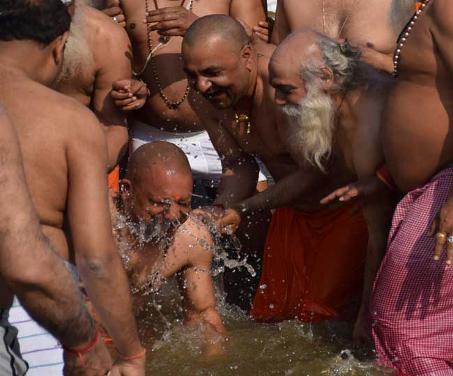 Pics: प्रयागराज कुंभ में योगी आदित्यनाथ ने सहयोगियों के साथ किया संगम पर स्नान