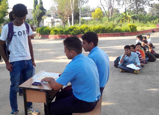 हिमाचल: ऊना में नौसेना की भर्ती में उमड़े युवा
