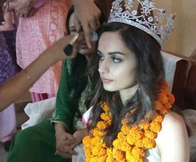 देखें तस्वीरें : गांव पहुंची मिस इंडिया, एक झलक पाने को बेताब हुए लोग 