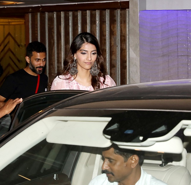 Photos: सोनम कपूर ख़ास दोस्त आनंद आहूजा के साथ आईं नजर, शादी की ख़बर