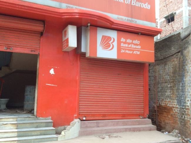 गुमला में एटीएम हुए कैशलेश, लोग परेशान