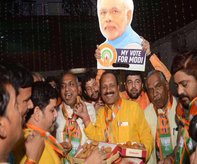 प्रधानमंत्री नरेंद्र मोदी के दोबारा शपथ ग्रहण के बाद भाजपा कार्यालय में जश्न, बांटी गई मिठाई