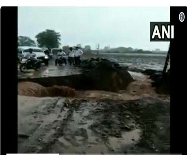 महाराष्ट्र के जालना में भारी बारिश के बाद बही सड़क, देखें विडियो