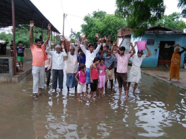 पांच मकान ढहे, पानी में खड़े होकर की नारेबाजी