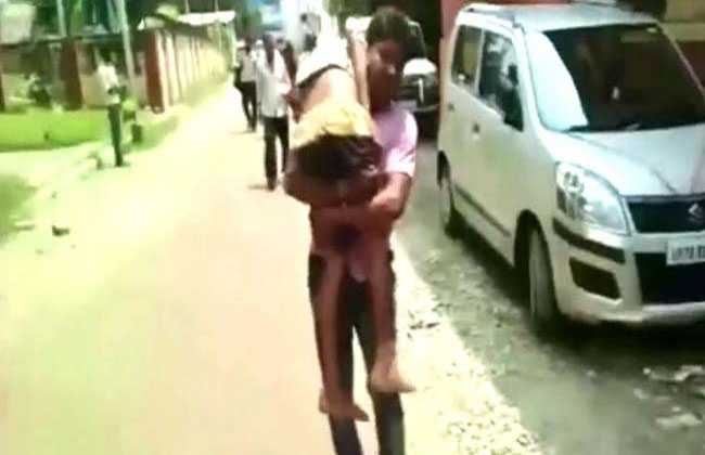 कानपुर में इलाज के अभाव में बच्चे ने अपने पिता के कंधे पर दम तोड़ा