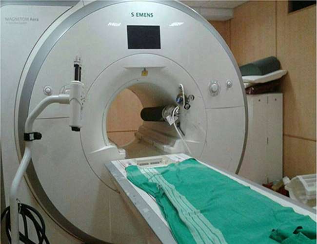 कानपुर में एमआरआइ मशीन में आक्सीजन सिलेंडर चिपका