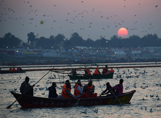 इन तस्वीरों में देखें कुंभ मेले के अनोखे रंग