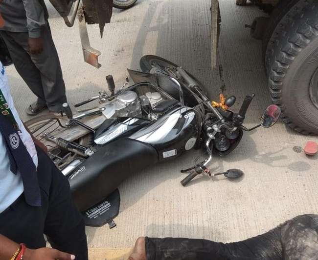 वाराणसी-बाबतपुर हाईवे पर खड़ी ट्रक से टकराकर बाइक सवार युवक गंभीर रूप से घायल Varanasi news