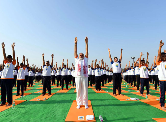 PIC: अंतरराष्ट्रीय योग दिवस पर पीएम मोदी ने देहरादून में किया योग