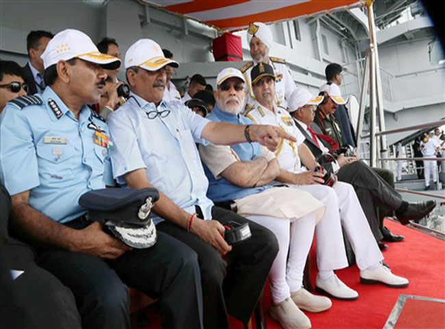 समंदर के सिकंदर बने मोदी, देखें तस्वीरें