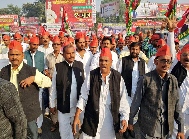 देखें तस्वीरें : अखिलेश यादव की विकास से विजय की ओर यात्रा में उमड़ा जनसैलाब