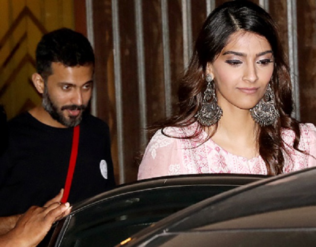 Photos: सोनम कपूर ख़ास दोस्त आनंद आहूजा के साथ आईं नजर, शादी की ख़बर