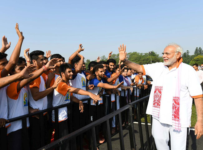 PIC: अंतरराष्ट्रीय योग दिवस पर पीएम मोदी ने देहरादून में किया योग