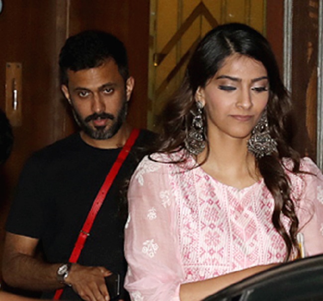 Photos: सोनम कपूर ख़ास दोस्त आनंद आहूजा के साथ आईं नजर, शादी की ख़बर