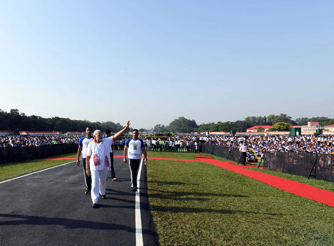 PIC: अंतरराष्ट्रीय योग दिवस पर पीएम मोदी ने देहरादून में किया योग