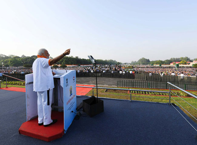 PIC: अंतरराष्ट्रीय योग दिवस पर पीएम मोदी ने देहरादून में किया योग