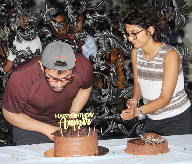 //www.jagranimages.com/images/aamirkiranbirthdaycake_2019_3_14_13421_s.jpg
