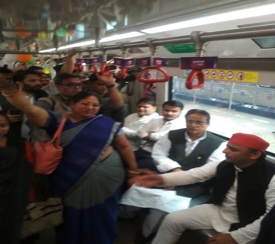 पत्नी डिंपल और बेटियों संग अखिलेश यादव ने किया मेट्रो में सफर, देखें तस्वीरें