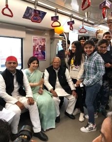 पत्नी डिंपल और बेटियों संग अखिलेश यादव ने किया मेट्रो में सफर, देखें तस्वीरें