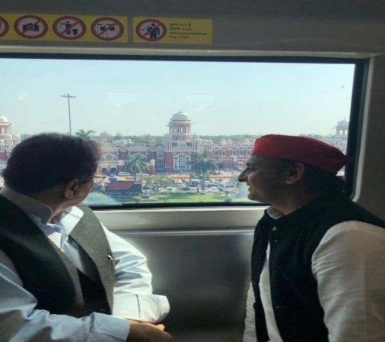 पत्नी डिंपल और बेटियों संग अखिलेश यादव ने किया मेट्रो में सफर, देखें तस्वीरें