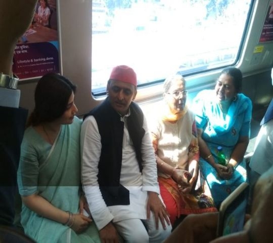 पत्नी डिंपल और बेटियों संग अखिलेश यादव ने किया मेट्रो में सफर, देखें तस्वीरें