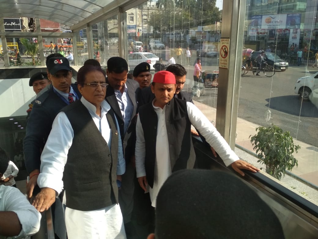 पत्नी डिंपल और बेटियों संग अखिलेश यादव ने किया मेट्रो में सफर, देखें तस्वीरें