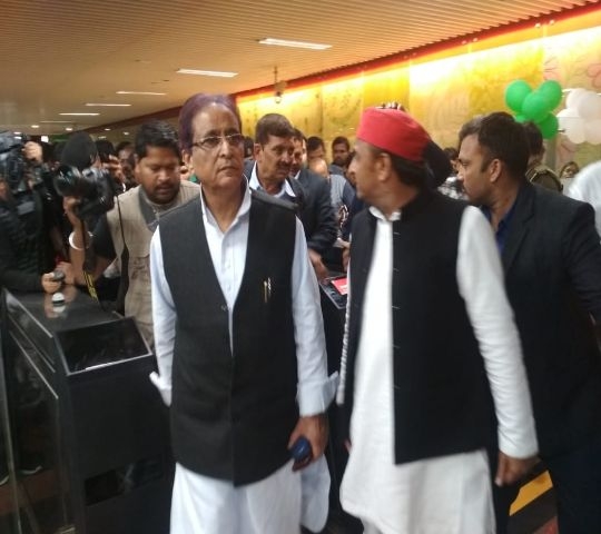 पत्नी डिंपल और बेटियों संग अखिलेश यादव ने किया मेट्रो में सफर, देखें तस्वीरें