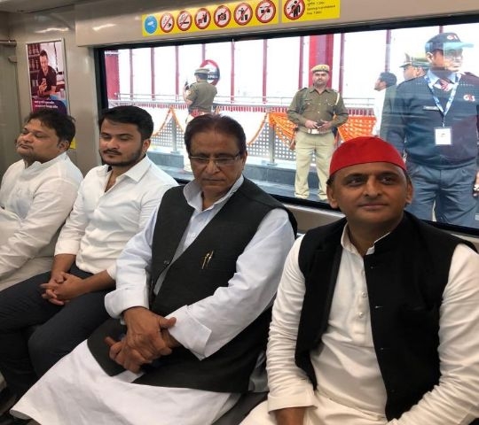 पत्नी डिंपल और बेटियों संग अखिलेश यादव ने किया मेट्रो में सफर, देखें तस्वीरें