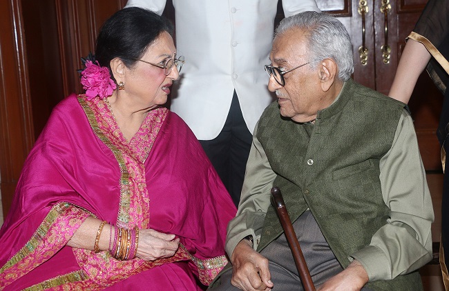 इस शादी में तब्बू समेत ये सितारे जब आये नज़र, देखें तस्वीरें