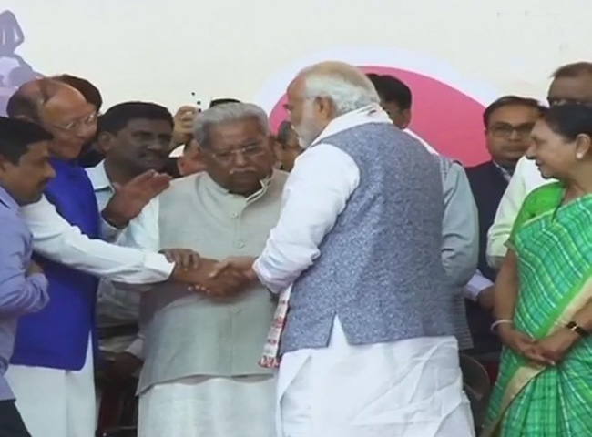 Pics: विजय रुपाणी ने ली सीएम पद की शपथ, पीएम मोदी समेत कई राज्यों के CM पहुंचे