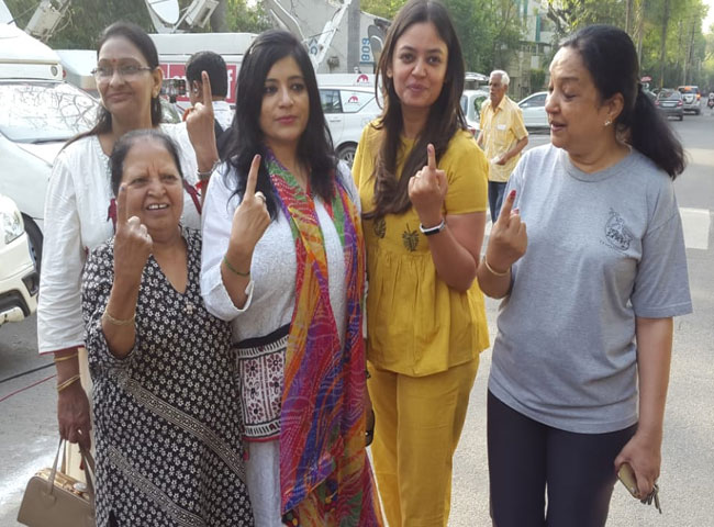 लोकसभा चुनाव 2019: वोटिंग के बाद किसी ने सेल्फी ली तो किसी ने खिंचवाई फोटो