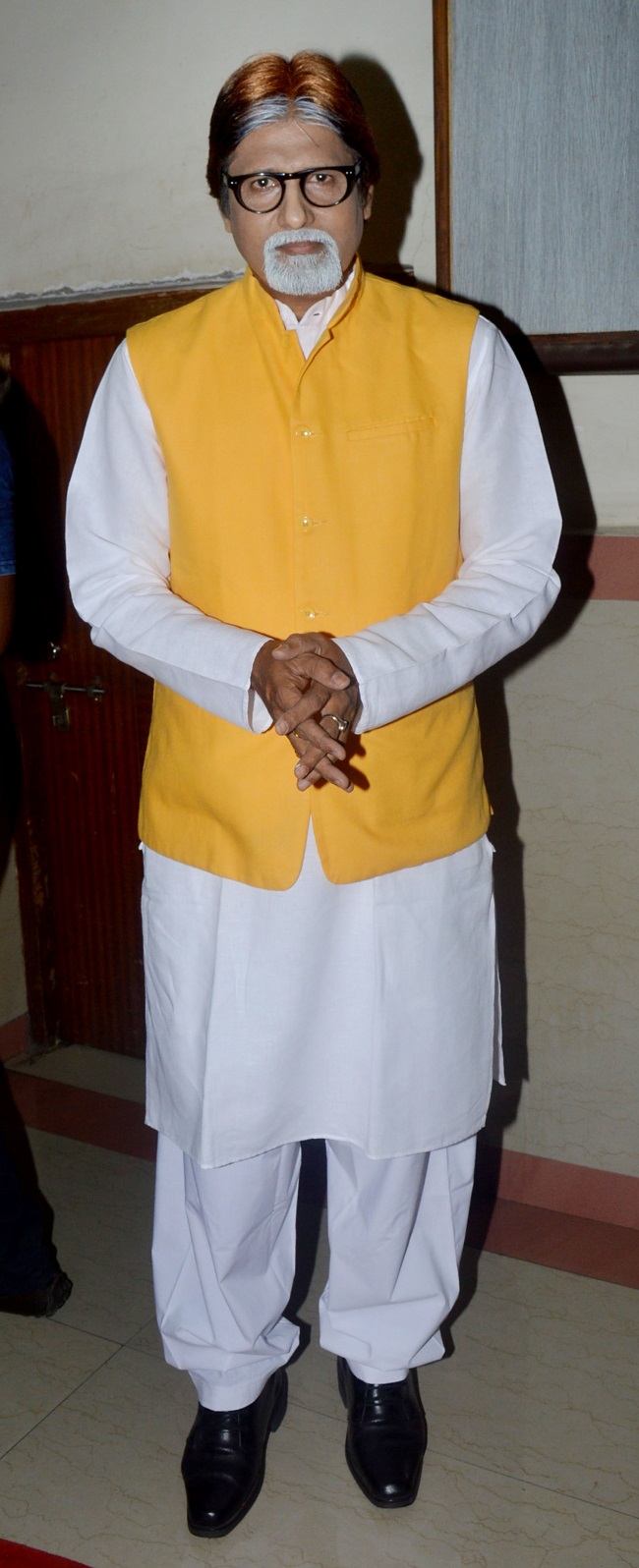 //www.jagranimages.com/images/bachchanlookalike_2019_3_19_112343_s.jpg