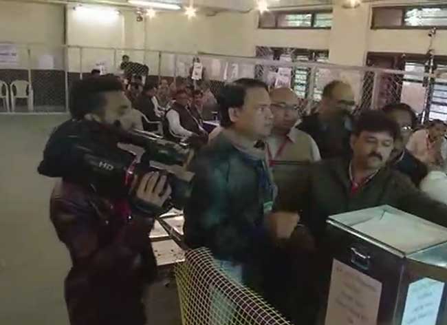 कड़ी सुरक्षा के बीच गुजरात विधानसभा चुनाव की मतगणना, देखें तस्वीरें