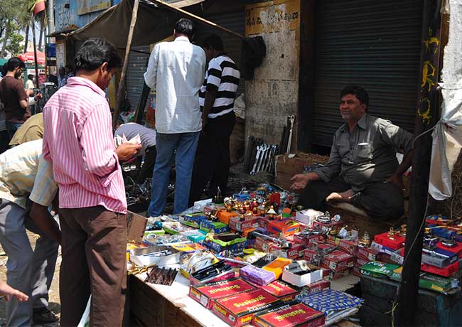 ये हैं भारत के मशहूर चोर बाजार, जहां पर मिलता है सबकुछ, देखें तस्वीरें