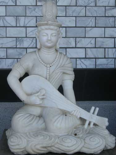 भारत ही नहीं इस देश में भी होती है विद्या की देवी की पूजा, देखें सबसे उंची मंदिर की तस्वीरें