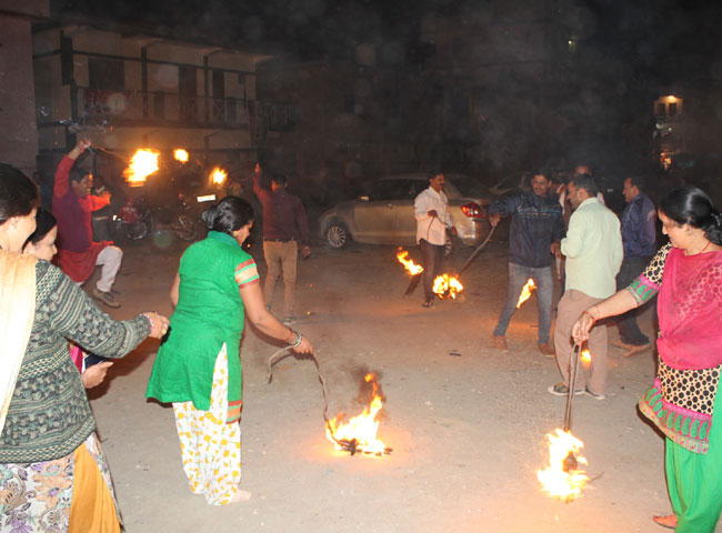 PICS: इगास-बग्वाल(दिवाली) पर उत्तराखंड की परंपरा को जीवंत करता भैलो नृत्य