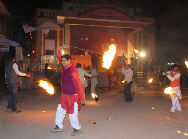 PICS: इगास-बग्वाल(दिवाली) पर उत्तराखंड की परंपरा को जीवंत करता भैलो नृत्य