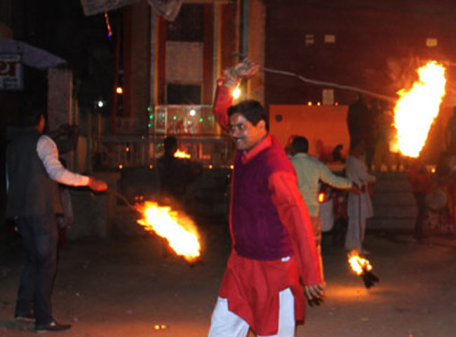 PICS: इगास-बग्वाल(दिवाली) पर उत्तराखंड की परंपरा को जीवंत करता भैलो नृत्य